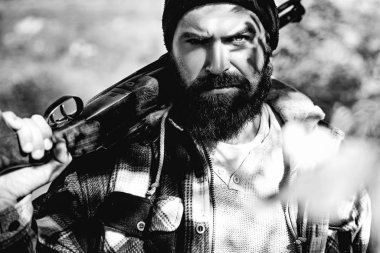 Ormandaki avcı. Avcılık lisansları. Avcılık öldürme ya da bindirme hayvan uygulamadır. Hunter avı av tüfeği silahla. Açık ve kapalı av sezonu.