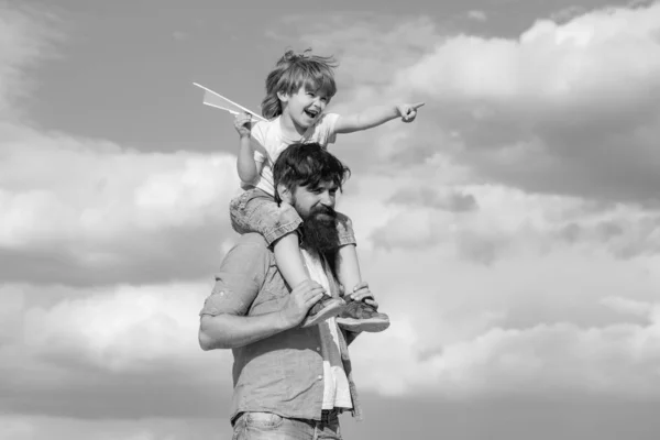 Festa dei padri. Senza pensieri. Felice padre di famiglia e bambino sul prato con un aquilone in estate sulla natura. Padre e figlio costruiscono insieme un aeroplano di carta. — Foto Stock