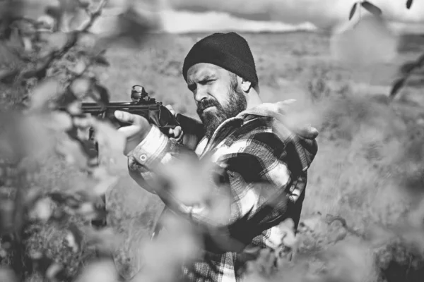Őszi vadászidény. Vadász vadászat puska fegyvert. Ősz. — Stock Fotó