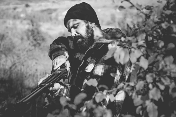 Hunter met jachtgeweer op jacht. Herfst jachtseizoen. Gesloten en open jachtseizoen. Stroper in het bos. Bergjacht. — Stockfoto