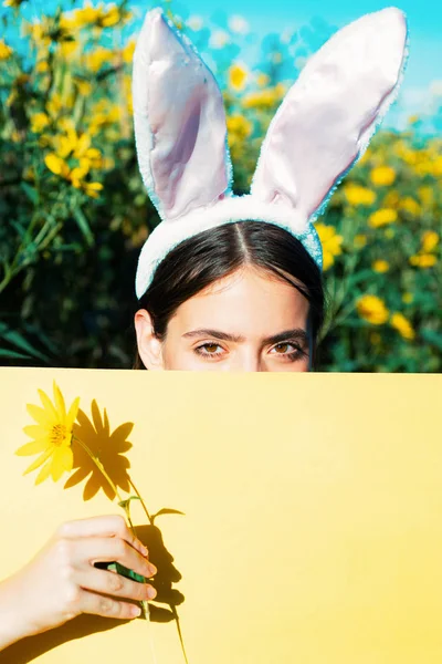 Wesołych Świąt i zabawny dzień Wielkanocy. Bunny uszy królika kostium. Zaskoczony bunny para sobie uszy królika, miejsce. — Zdjęcie stockowe
