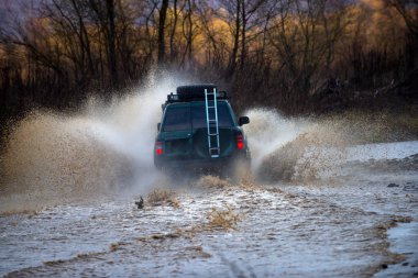 Dört teker çekiş için seyahat ve yarış konsepti. Macera seyahati. Büyük 4x4 arabalı seyahat konsepti. Yoldaki büyük kayalar doğadaki aşırı seyahat maceraları..