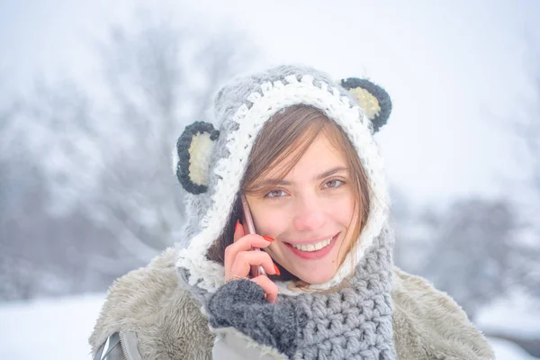 Egy fiatal nő portréja a téli hóban. Boldog lány téli portré - arc közelről. Közösségi média — Stock Fotó