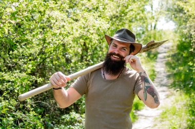 Çiftlik arazisinde çiftçi. Kırsal kesimdeki çiftlikte çiftçi. Organik çiftçi ol. Eko yaşam.