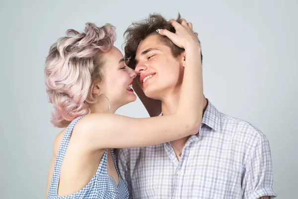 Hermosa pareja joven abrazándose y abrazándose en el estudio. Hermosa joven sonriente pareja enamorada. Amor. Retrato feliz pareja amorosa. Moda. De cerca. Sonríe alegremente tener buenas relaciones . —  Fotos de Stock