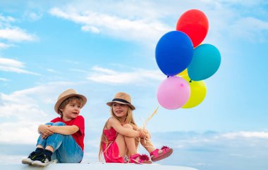 Mutlu erkek ve kız kardeşler. Duygusal çocuklar dışarı çıkar ve yürümekten zevk alırlar. Mutlu çocuklar gülümsüyor ve eğleniyorlar. Doğadaki çocuklar..