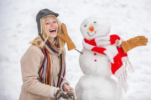 Hogy a hóember és a tél szórakoztató az emberek. Téli portré fiatal, gyönyörű nőről a Hókertben. Téli reggel. — Stock Fotó