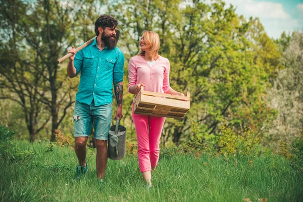 Öko-Wohnen. Ich liebe unsere Momente auf dem Land. Paar auf dem Bauernhof im ländlichen Hintergrund. — Stockfoto