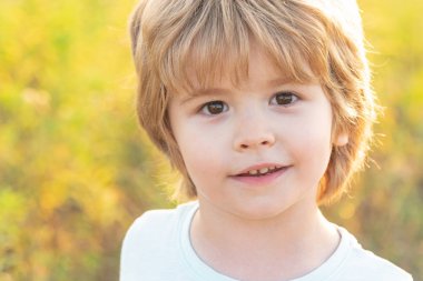 Yürüyüşe çıkmış duygusal küçük çocuk. Küçük çocuk hayatın ve doğanın tadını çıkarıyor. Anın tadını çıkar. Çocuk bakımı. Çocuk dışarıda oynuyor. Doğada bir çocuk. Küçük şirin çocuk gülümsüyor..