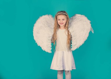 Sevgililer Günü. Sarışın, kıvırcık saçlı melek çocuk. Mutlu küçük melek. Sevimli ve sevimli küçük kız melek. Sarı kıvırcık saçlı melek çocuk..