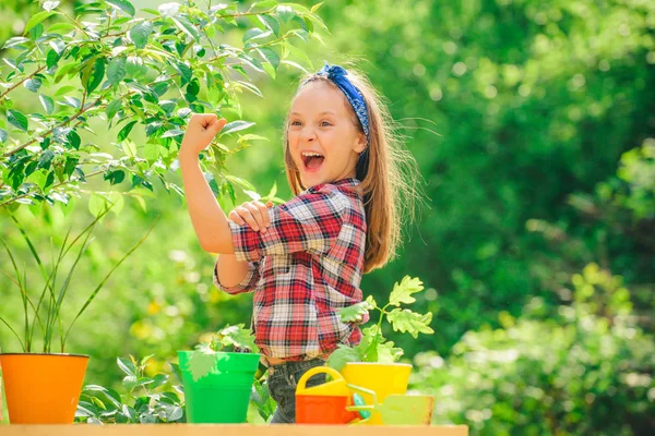 Girl power. Gardening with a kids. Kid portrait on farmland. Cute little farmer working with spud on spring field. — Stock Photo, Image