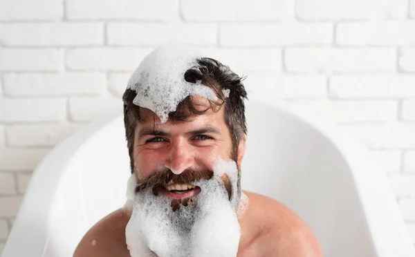 石鹸で風呂に入る。浴室の筋肉の男。男性のスタイルとファッションの概念。髭剃り. — ストック写真