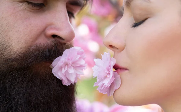 Valentijnsdag. Jonge geliefden. Romantisch en liefde. Sensuele aanraking. Kussen paar in de lente natuur close-up portret. — Stockfoto