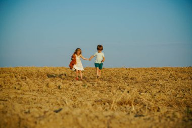 Doğadaki sevimli arkadaşlar için güzel eğlenceli bir gün. Çocukların yaz neşesi vardır. Çocuklar dışarıda oynar. Dışarıda eğlenirken. Pozitif küçük kız ve oğlan. Dışarıdaki küçük çocuk.