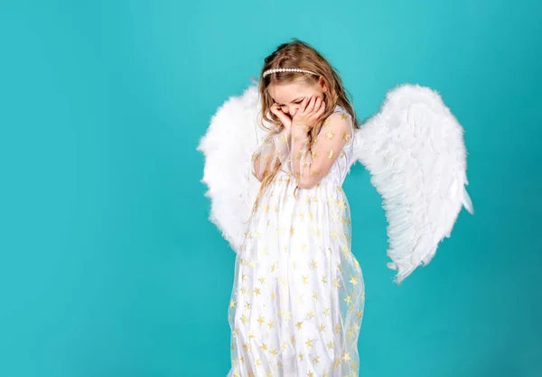 Gezicht van mooie kleine engel meisje op kleur achtergrond. Mooi engeltje. Kind met engelachtig gezicht. — Stockfoto