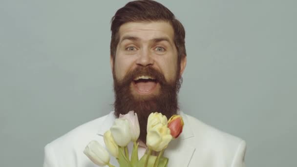 Człowiek z kwiatami. Romantyczny mężczyzna z bukietem tulipanów na urodziny. Wszystkiego najlepszego. — Wideo stockowe
