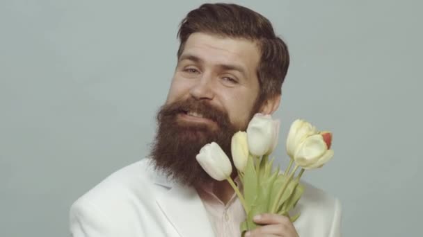 Romantický muž s kyticí tulipánů. Ten chlap se rozhodl překvapit svou přítelkyni. Romantický dárek pro dívku. — Stock video
