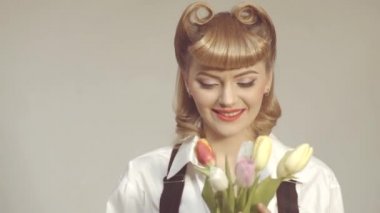 Neşeli model poz veriyor ve çiçeklerle eğleniyor. Sevgililer Günü 'nde Retro Woman. Sevgililer Günü konsepti. Güzel, şaşkın yüzlü ve çiçekli komik kız. Parti broşu Kız.