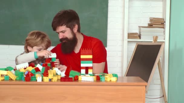 Hijo ayudando a su padre a construir el muro. Padre e hijo - Concepto de infancia. Padre e hijo construyendo casa juntos. Feliz familia construyendo una casa . — Vídeo de stock