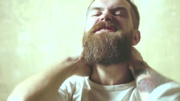 Brutal homme barbu. Gros plan portrait. Beau confiant coiffure parfaite homme intérieur . — Video