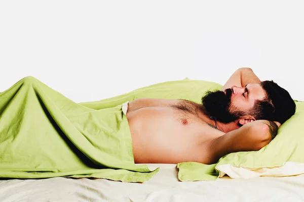 Potência sexual. A imitar ereção. Homem deitado na cama e dormindo. — Fotografia de Stock