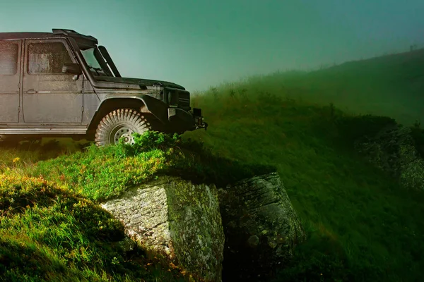 Coche todoterreno en carretera de montaña. Hermoso viaje con Offroad coche 4x4 . — Foto de Stock