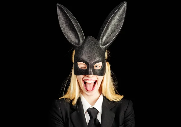 Retrato de una mujer feliz en orejas de conejo guiñando un ojo. Primer plano de la cara de conejita guiñando - niña guiñando y la lengua hacia fuera . — Foto de Stock