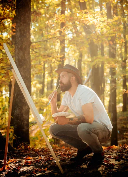 Capture moment. Bearded man painter looking for inspiration autumn nature. Drawing from life. Painter artist forest. Art concept. Painting in nature. Start new picture. Painter with easel and canvas — 스톡 사진