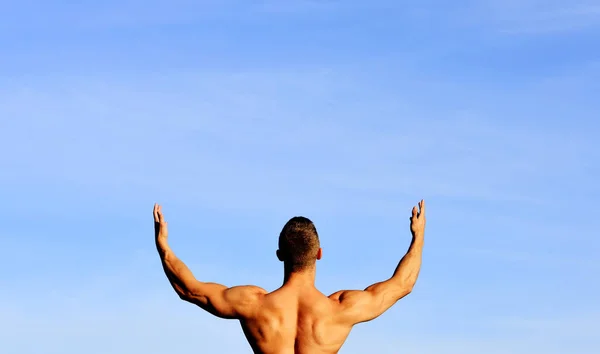 Sport kopiert Raum. gesunde Männer in blauem Himmel Hintergrund. Perfekte Big Power gebräunten Körper posiert mit schönem Rücken gegen leere Kopierraum Wand für Ihre Werbeinhalte. Freiheit und Natur genießen. — Stockfoto