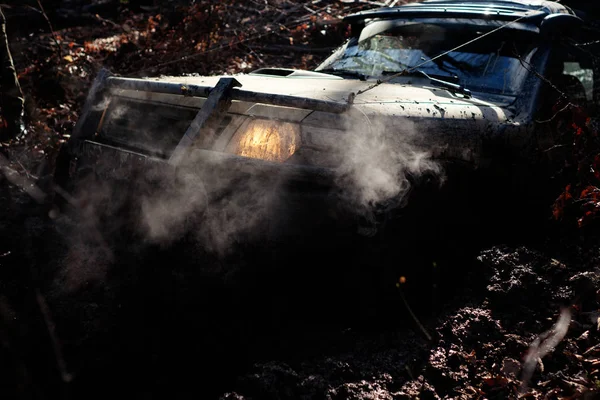 Jeep crushed into a paddle and picked up a spray of dirt. Off-road sport truck between mountains landscape. Track on mud. Off road car. Safari. Best off-road vehicles. — ストック写真