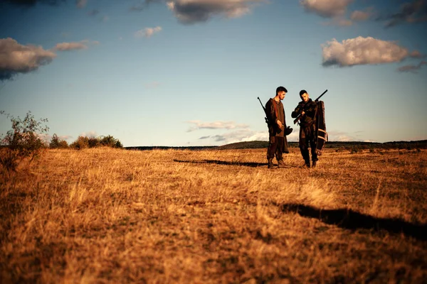 Avda av tüfeği tabancası olan avcılar. Av tüfekleri kalibresi. Avcılar kamuflaj giysileri av tüfeği ile avlamak için hazır. — Stok fotoğraf