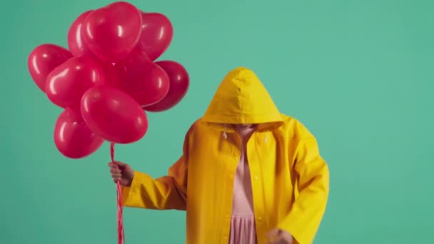 Femme avec des ballons en forme de coeur sur fond vert. Fête de la Saint Valentin . — Video