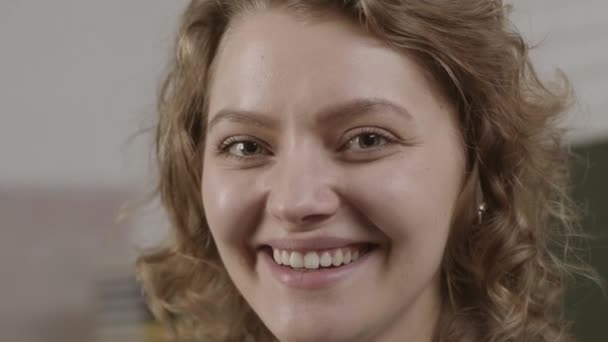 Zakenmensen. Portret van een jonge lachende zakenvrouw — Stockvideo