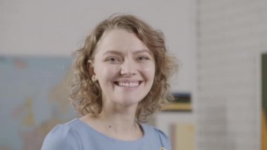 Sınıfta gülümseyen kız öğrenci ya da kadın öğretmen portresi. Mutlu Modern Çekici Öğretmen. Okula dön ve mutlu ol..