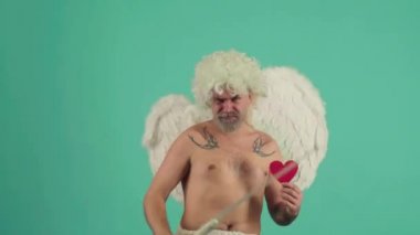 Kıvırcık sarı saçlı, komik erkek Melek. Sevgililer Günü. Yeşilde izole edilmiş.