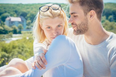 Birlikte güzel bir hafta sonu geçiriyoruz. Romantik ve aşk dolu. Şehvetle inleyen şehvetli kız ön sevişme sırasında ya da sevişirken erkek arkadaşını okşuyor..