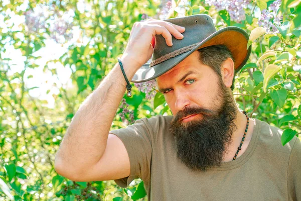 Portrait de fermier barbu en chapeau de cow-boy. Fermier travaillant sur un champ de printemps. Fermier barbu sur les terres agricoles. — Photo