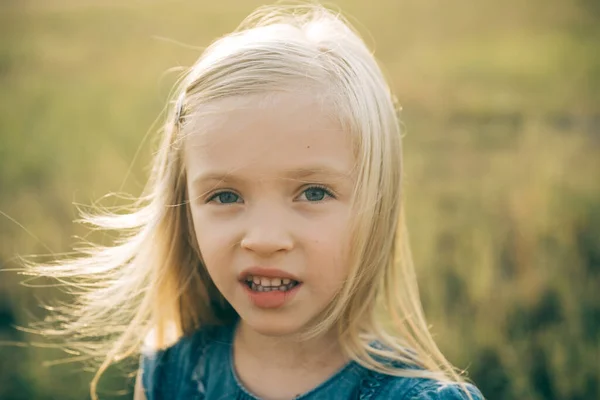 Emotioneel kind. Klein meisje geniet van het leven en de natuur. Grappig kind. Fijne dag. Geniet van het moment. Gelukkige jongen die lacht en plezier heeft. Kopieerruimte. — Stockfoto