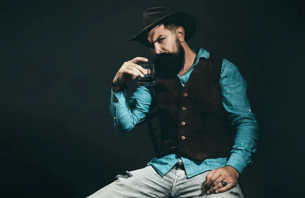 Un borracho sosteniendo un vaso de whisky después de beber mucho alcohol y sentir dolor de cabeza. Estresado y presionado. Concepto de alcohol . —  Fotos de Stock