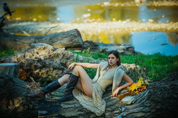 Photographie de style vintage de jolie fille dans la forêt ou le parc. Belle charmante jeune femme attirante dans une robe. Jeune femme posant. Belle jeune femme avec une peau parfaite et les cheveux longs . — Photo