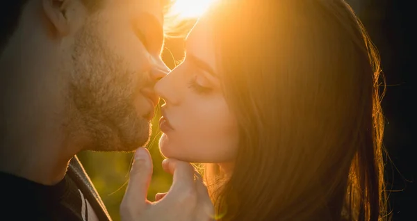 Um belo casal está a beijar. Casal de namorados apaixonado. Romance à noite para o conceito do Dia dos Namorados. Cartões de Dia dos Namorados . — Fotografia de Stock