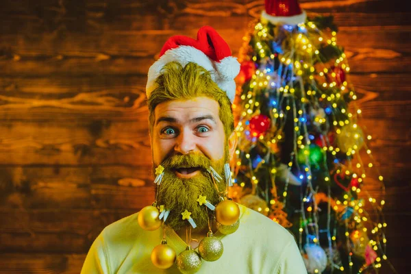 Porträtt av tomten. Grattis på julvintern. Hem Julstämning. Santa poserar på vintage trä bakgrund. — Stockfoto