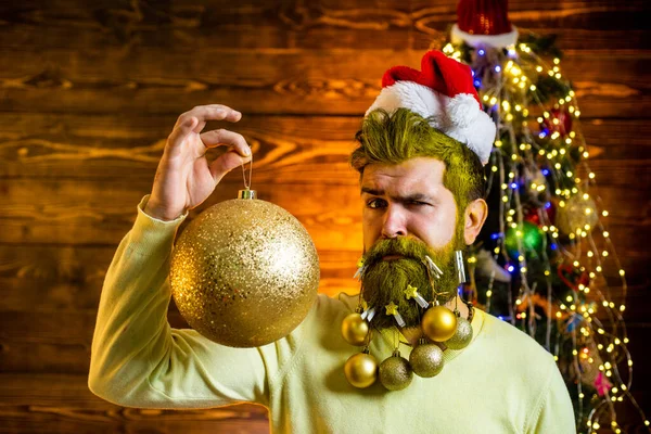 Sexy hombre de Santa posando sobre fondo de madera vintage. Tema Vacaciones de Navidad e invierno año nuevo. Año nuevo ropa de moda . —  Fotos de Stock