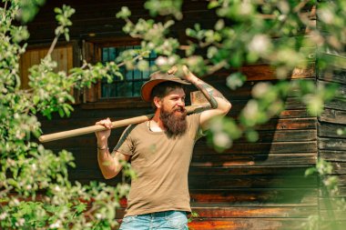 Tarlada çalışan çiftçi. Tarlalarda mahsul ekme. Bahçede çalışırken babanın portresi. Kırsalda geçirdiğimiz zamanları seviyorum..