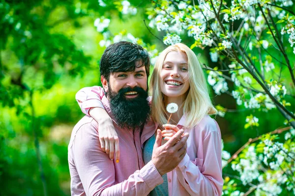 Unga par på Alla hjärtans dag. Kärlek. Gröna vårparet. Man och kvinna i blommande trädgård. — Stockfoto