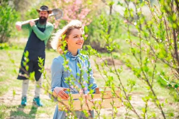 Adoro i nostri momenti in campagna. Coppia in azienda agricola su sfondo campagna. Coppia felice Agricoltori che lavorano con spud sul campo di primavera. Giorno di terra . — Foto Stock