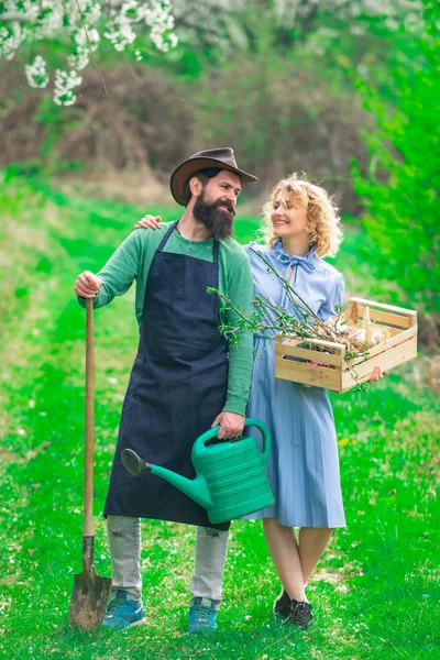 Két farmer sétál a mezőn. Szeretem a vidéki pillanatainkat. Legyél biotermesztő. Mosolygós pár a tanyán. — Stock Fotó