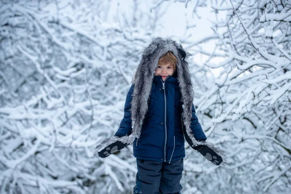 Χειμερινό πορτρέτο του χαριτωμένο παιδί στο χιόνι Κήπος. Ευτυχισμένος χειμώνας. Αγόρι ονειρεύεται τη χειμερινή ώρα. — Φωτογραφία Αρχείου