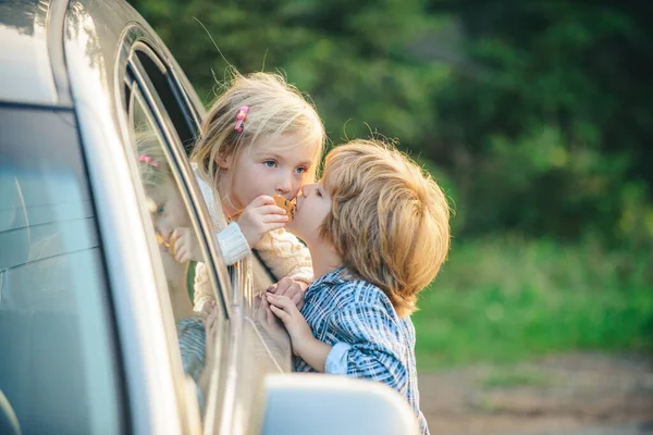 Buon San Valentino. Bambini romantici che hanno appuntamento a San Valentino . — Foto Stock