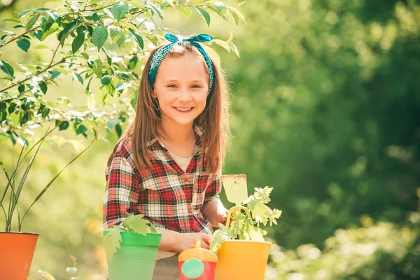 Маленька дівчинка з кишенями. Садові інструменти. Дитячий фермер саджає в овочевий сад. Безтурботне дитинство . — стокове фото